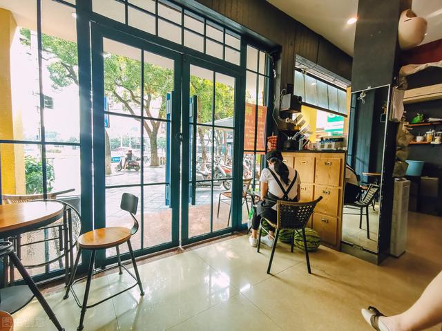 去加盟连锁的奶茶店上班